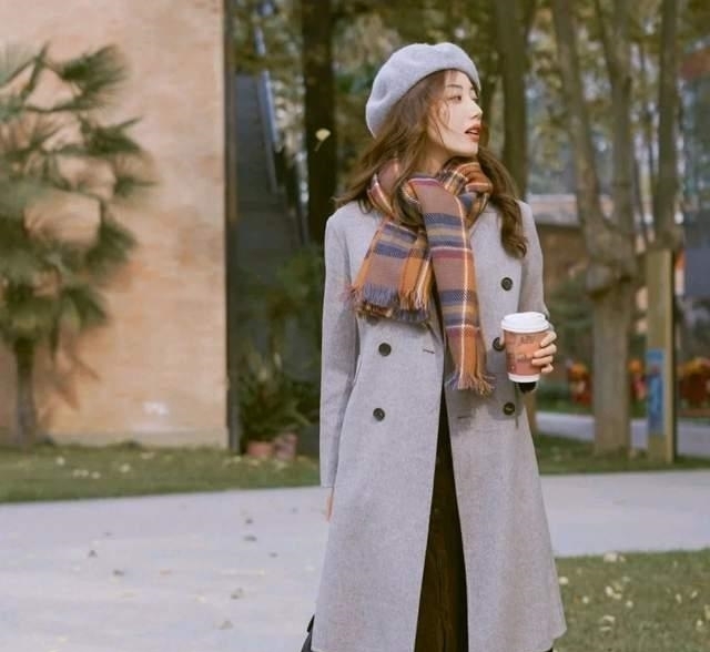 女人 精致的女人不需要扮嫩,身着优雅的裙装穿搭,温柔高级又不显老