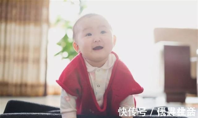 阿杰|宝宝抬头太早不是好事,父母别当发育快沾沾自喜,可能是异常信号