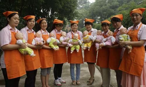 妈妈没法将宝宝哄睡，查看监控向保姆“偷师”，却忍不住流下眼泪