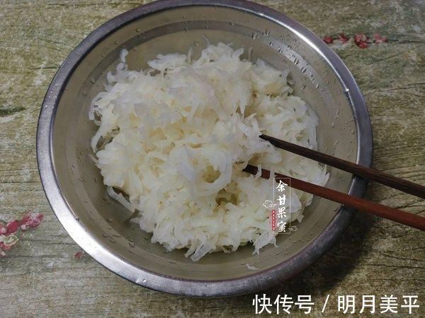 包子|萝卜包子在家做，皮薄馅大不塌皮，鲜美不腻人，学会了不用买