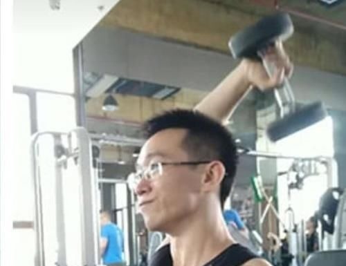 肌肉|谁说背部肌肉线条不容易雕刻？一对哑铃练出你的背部线条