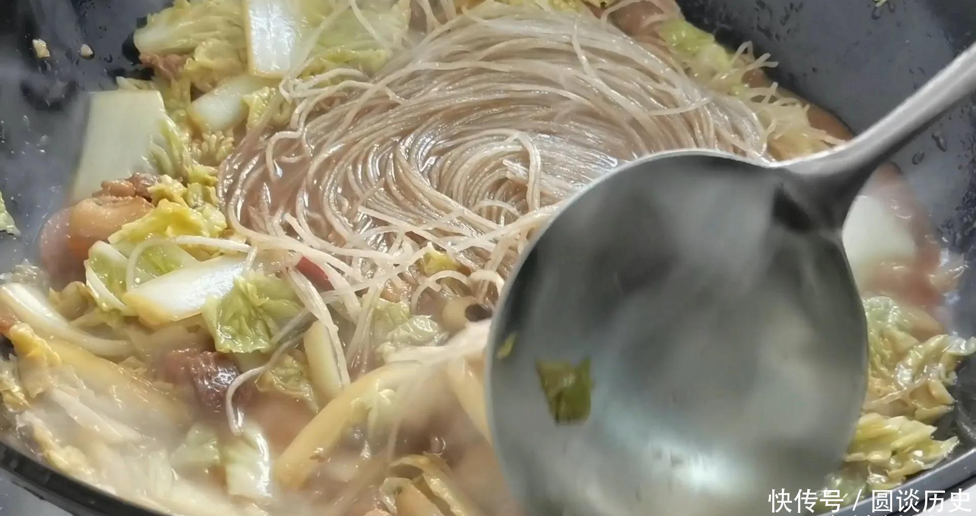 天冷就爱吃一锅猪肉白菜炖粉条,有荤有素,营养美味,特别下饭
