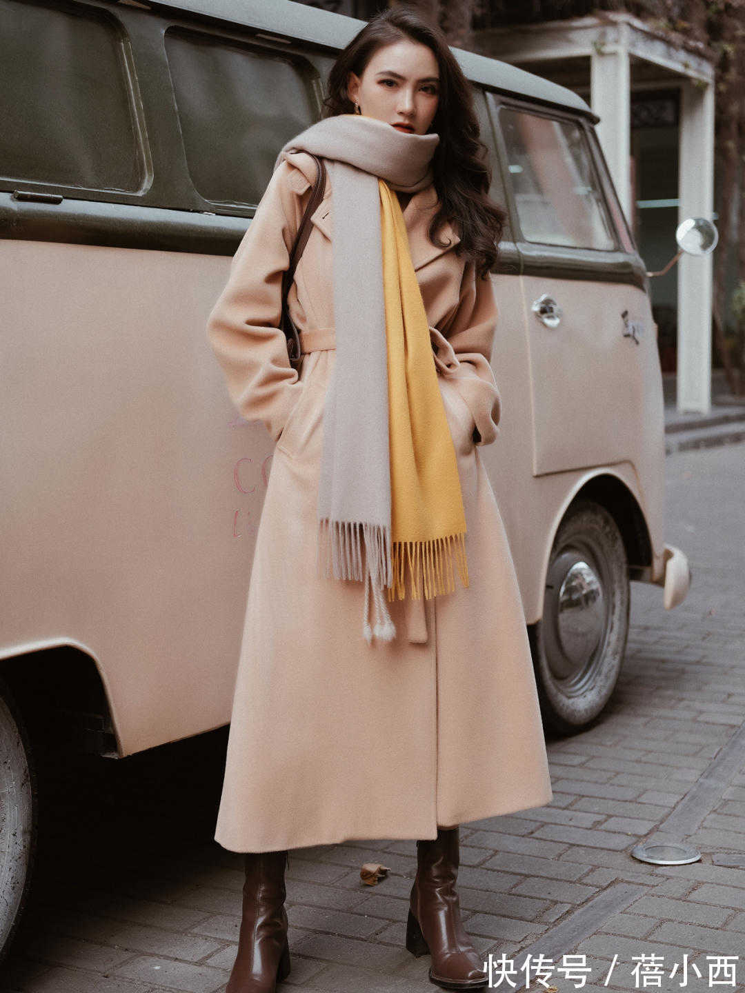 用力过猛|见过大场面的女人，秋冬都喜欢穿“大地色大衣”，时髦高级又大气