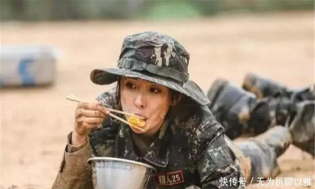 回答|中国人为啥喜欢端着碗吃饭?老外的回答,让网友笑的“肚子疼”