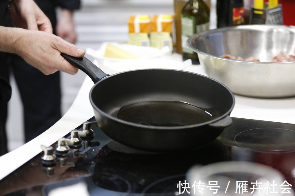 馅料|鲜肉馄饨要想好吃，原来有诀窍，调馅时多放一种油，馅料鲜嫩多汁