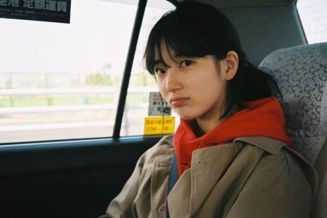 风衣+卫衣=初春最火混搭套路，时髦炸了！