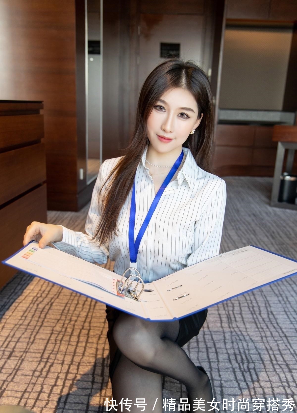 条纹衬衫 简约干练的条纹衬衫,搭配黑色短裙,优雅不失个性