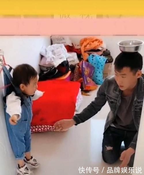 西门吹雪|宝宝犯错被妈妈挂在门把手上,无奈向爸爸求助,镜头转向爸爸,网友笑翻
