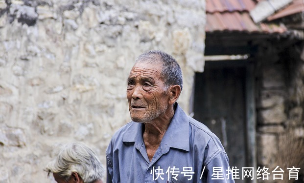 折磨|63岁老人倾诉照顾病痛的长寿老人,时间越长,对儿女的伤害越大