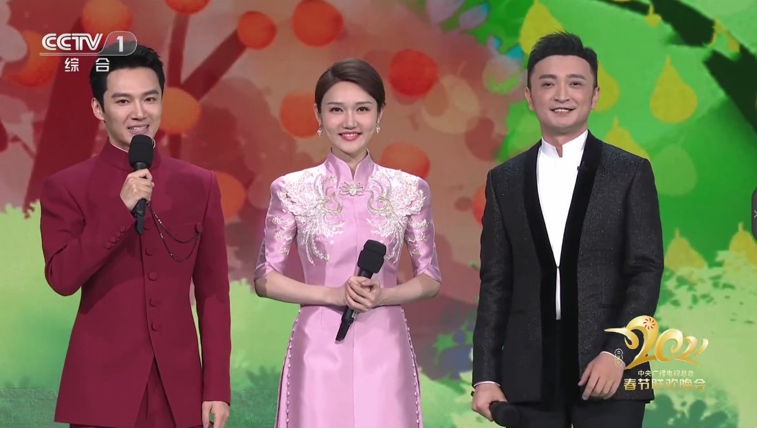 主持人龙洋成央视颜值担当，对比9年前实习画面，模样变化明显