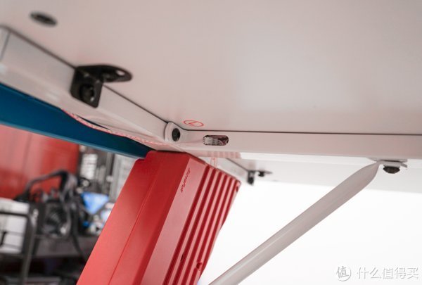 电竞桌|超彰显“钞能力”的礼物——傲风联名高达电竞桌上手体验