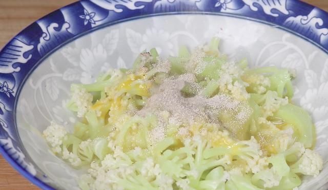 面糊|花菜里淋两个鸡蛋简单一做，没想到这么好吃，营养又解馋