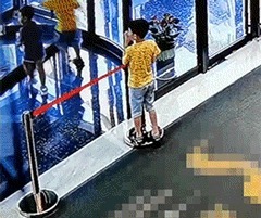 |搞笑GIF：看到妹子这个场景，真是感觉活得还不如一面墙啊