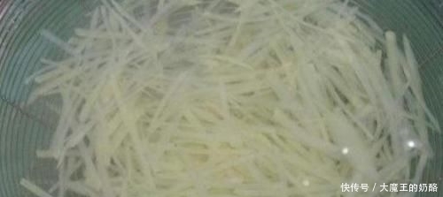 炒土豆丝时,到底是泡水还是焯水,很多人做错,难怪土豆不香脆