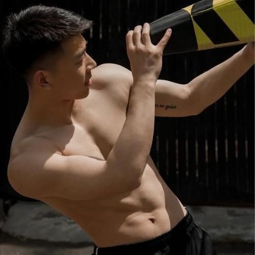 体育生|颜值高、身材棒，让人着迷的21岁大三体育生，这样的男生太有魅力