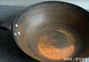 铁锅老是生锈怎么办?奶奶说用它泡2分钟,一辈子不粘锅不生锈