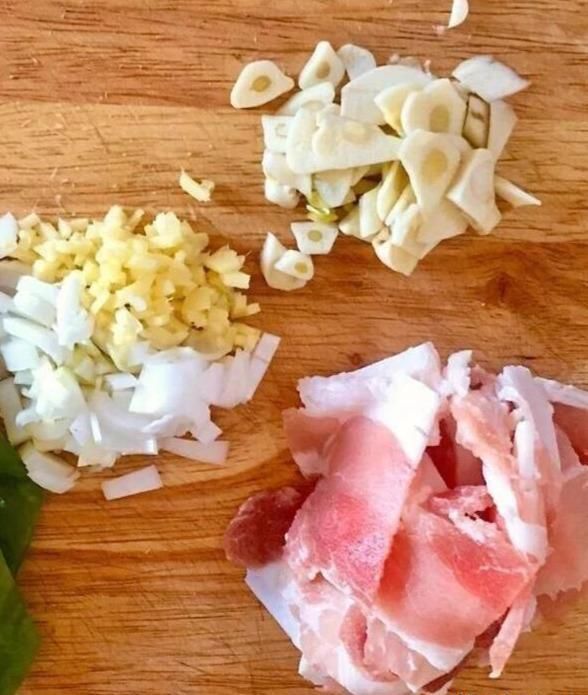 炒成|包菜的做法非常简单,但炒成大厨师的味儿来,你得那样做,必须这两步