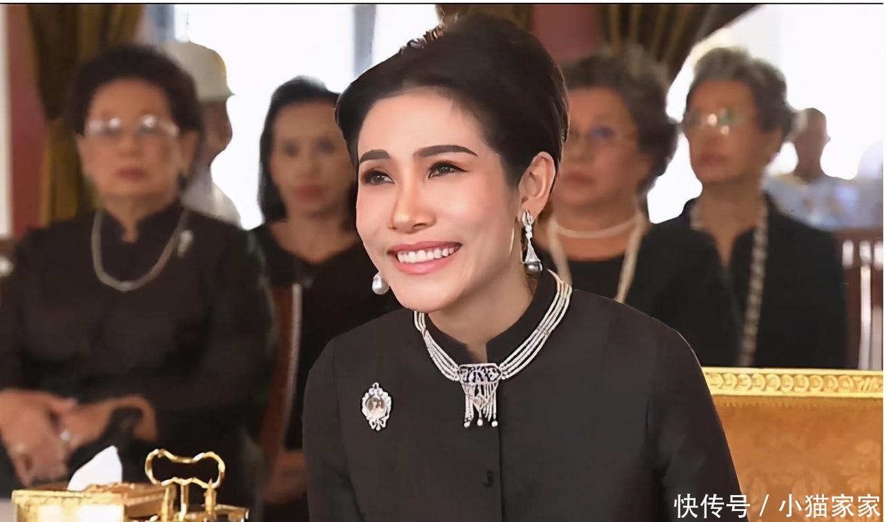 选择|诗妮娜衣品提升了!连换两身传统裹身裙,黄色明艳黑色高冷显稳重