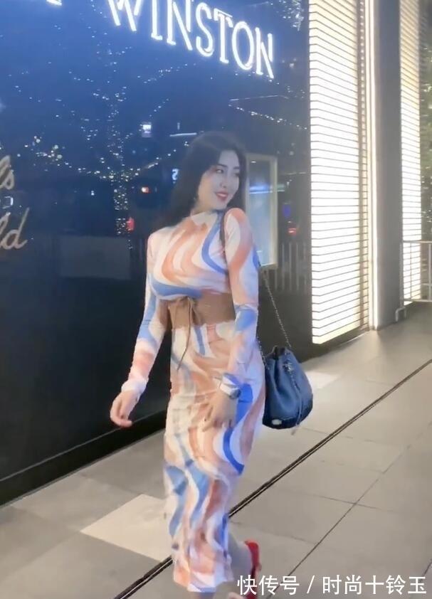 高跟鞋 贵妇穿上一步长裙,紧紧包裹,不方便也要美得优雅