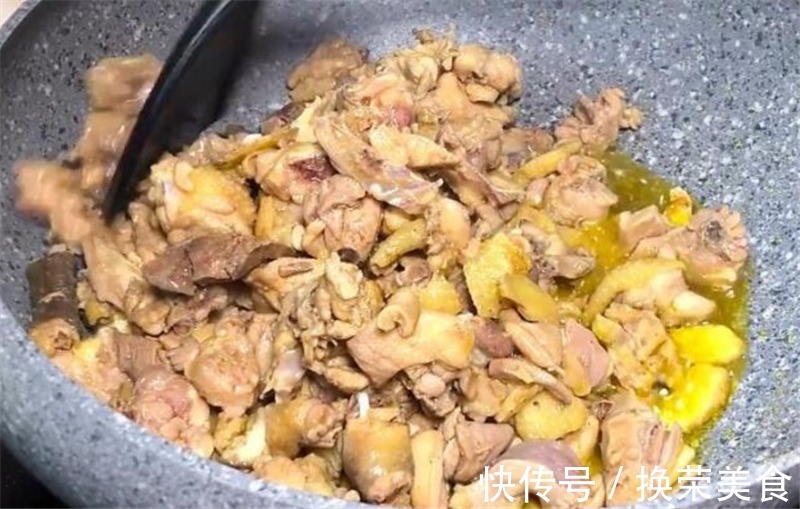 炒鸡不用去外面吃了,这样做,鲜嫩麻辣,超好吃!