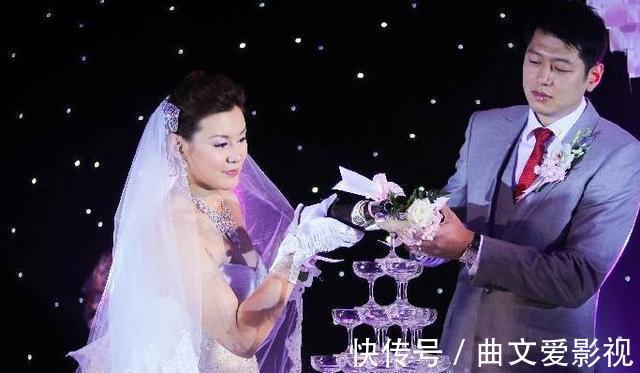 岳父母|游泳名将周雅菲:嫁给中国男篮莫科,同他一起当他前妻父母的孩子