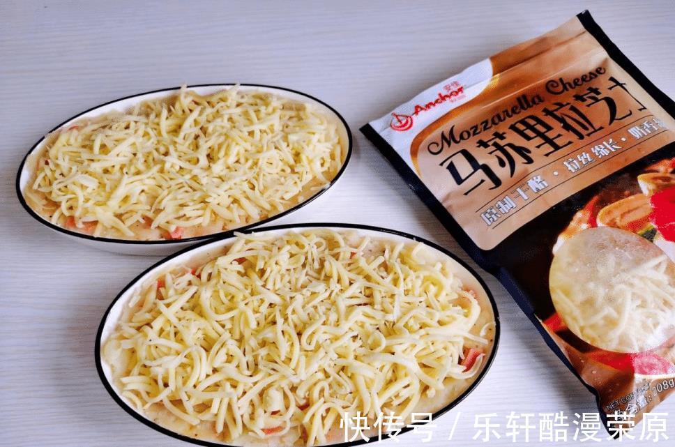 土豆别总是当菜炒,搭配芝士做土豆泥,奶香浓郁,还有超长拉丝