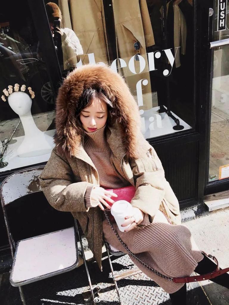 羽绒服+裙子=2021年最王炸组合，早穿早美！