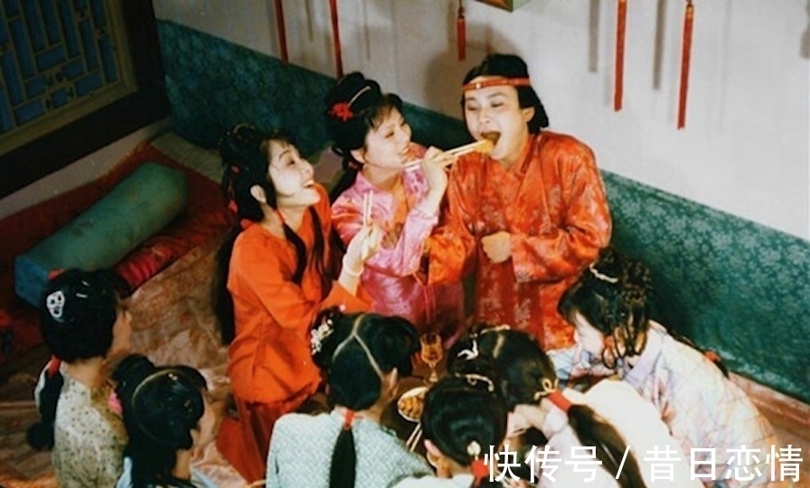 宝玉!晴雯质疑贾宝玉和碧痕洗澡长达三个时辰,其实这是他的法宝之一