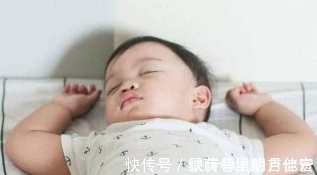 蜷缩状|孩子“3种睡姿”暗示长大后的性格情商高的孩子,大多是第二种
