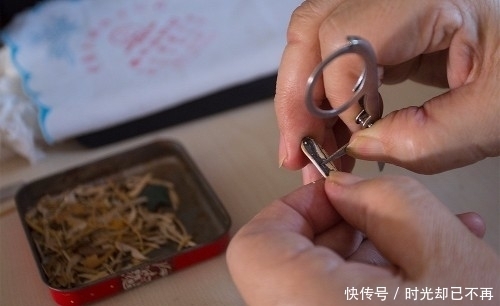 耐心|超耐心大妈,花2年时间作瓜子壳清明上河图!