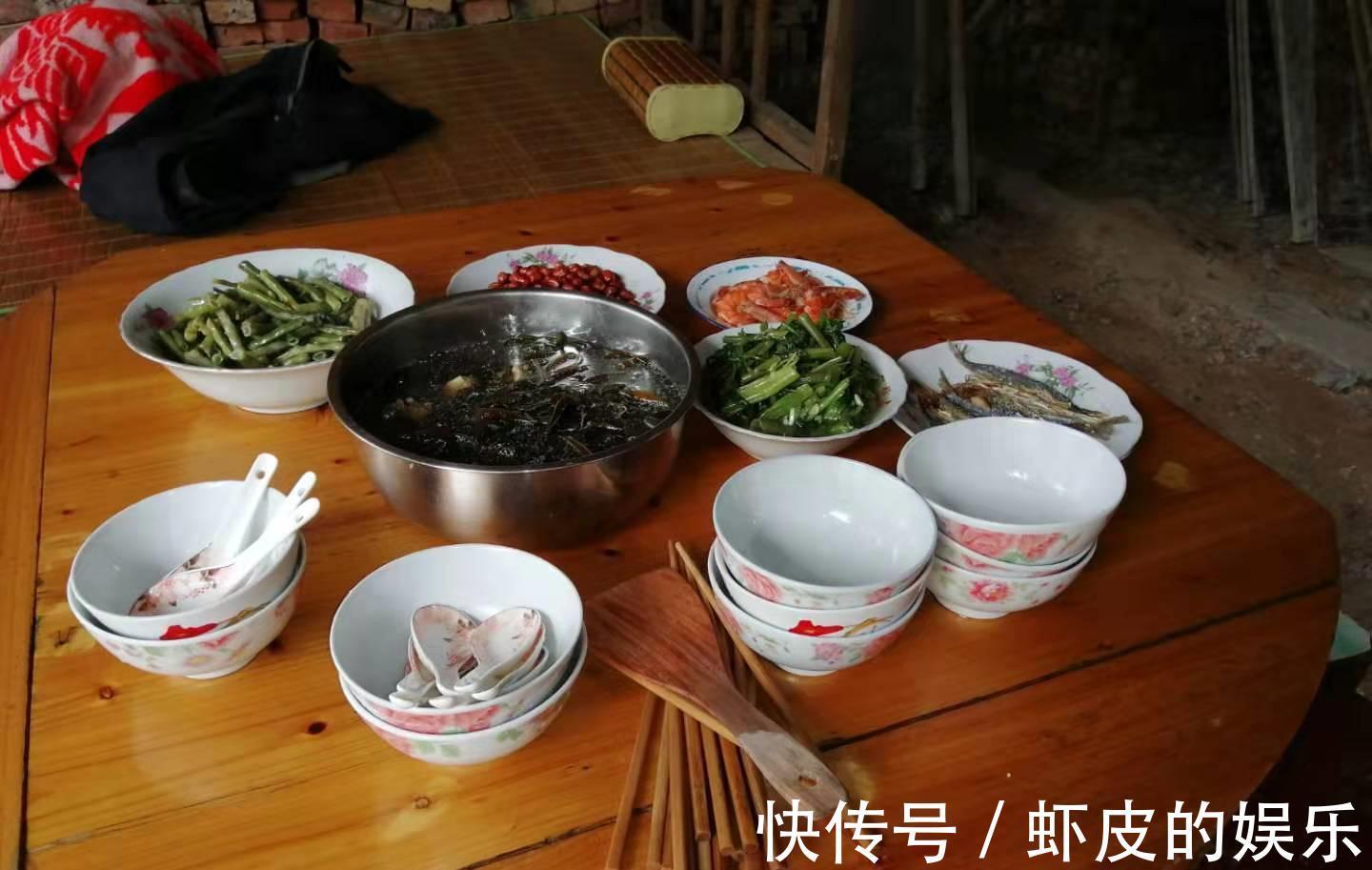 民工餐不讲究丰盛,但求“管饱”,荤素混搭啤酒管够