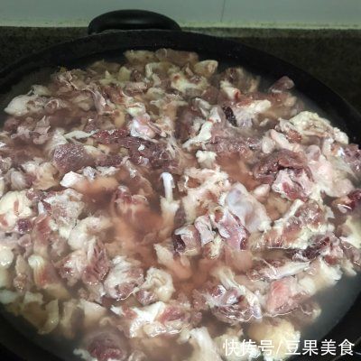 香喷喷热腾腾的炖牛腩 牛腩煲