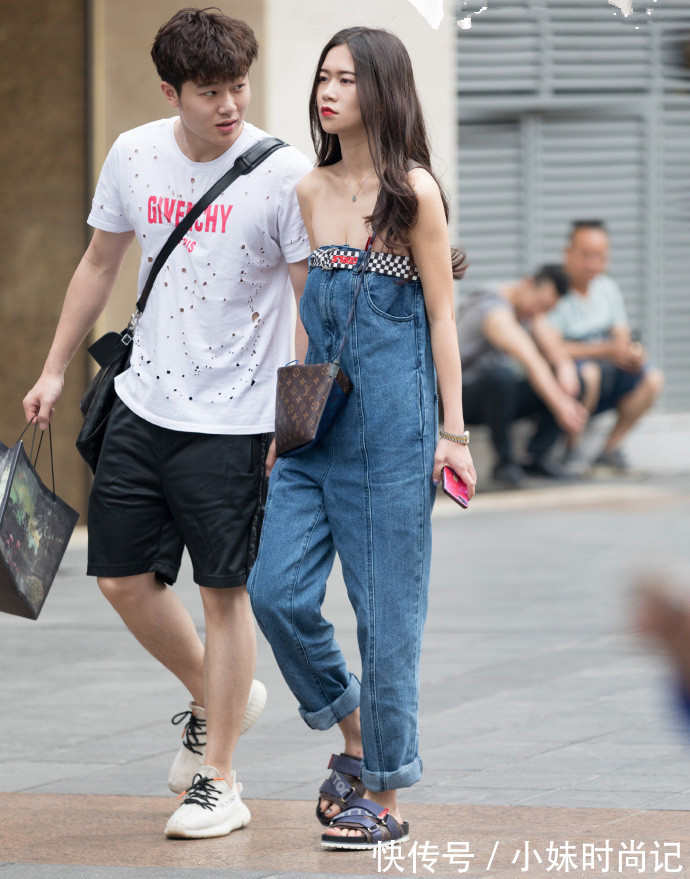 连衣裙|重庆街拍,深V吊带包臀连衣裙与一字凉拖的搭配,更显魅力十足