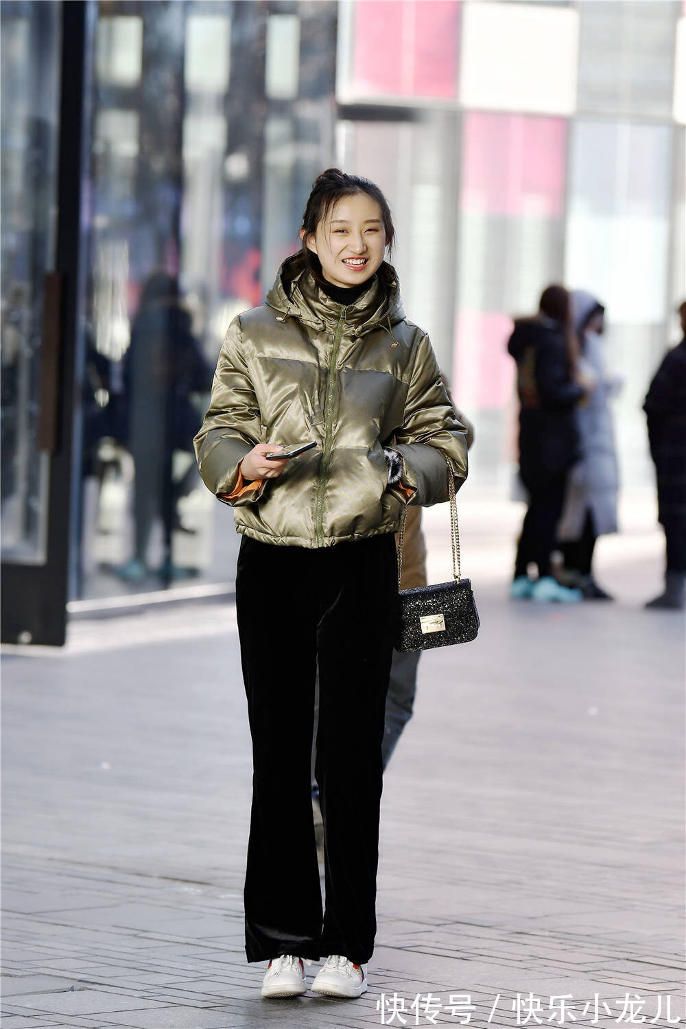 风格 黑色丝绒长裤搭配白色板鞋,军绿色短款羽绒服,冬季小女生穿搭