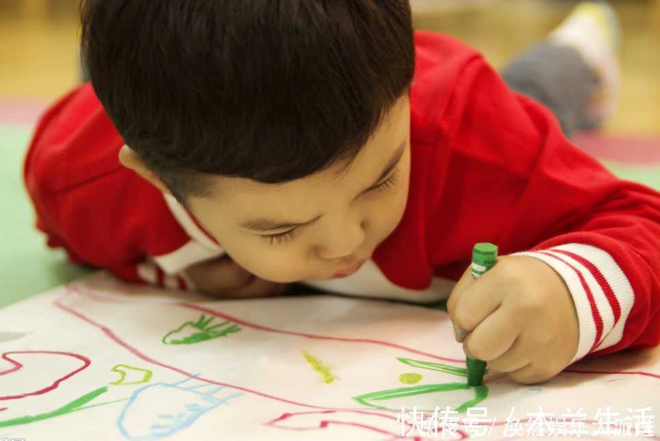 女儿|4岁女儿画“蛇”得了奖,孩子妈妈还在沾沾自喜,小姨:快报警