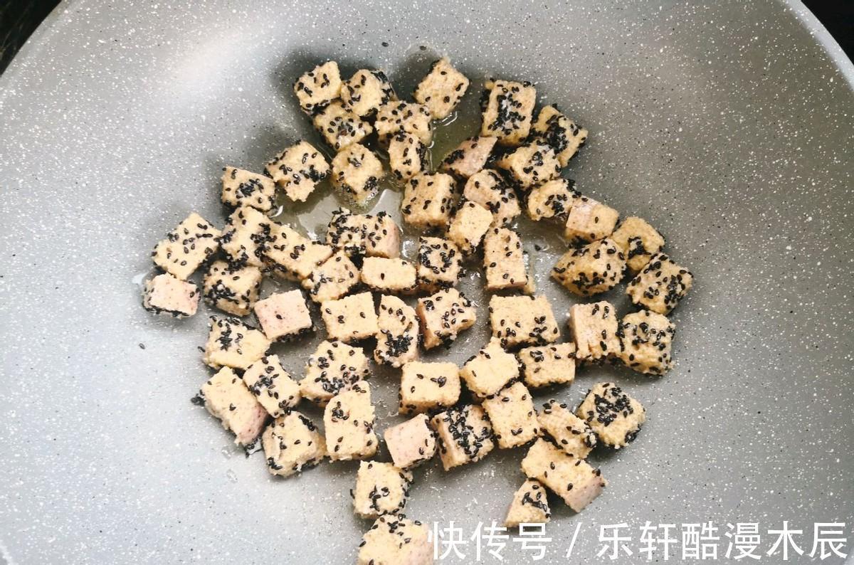 剩馒头也能吃出新花样,用锅煎制一下,香酥又可口