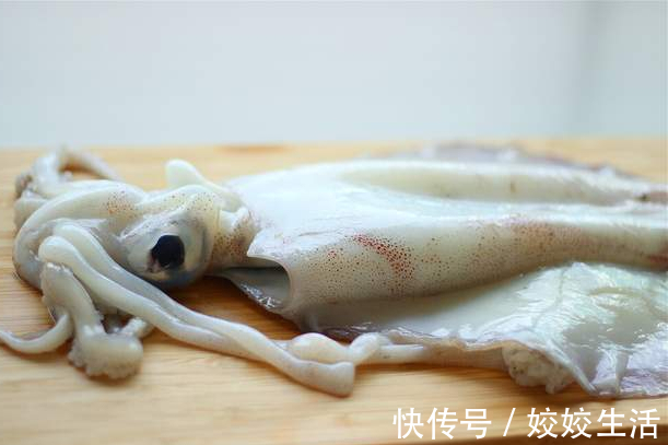 水泡|泡发干鱿鱼,只用水泡是不够的,多放2味料,鱿鱼泡得又大又新鲜