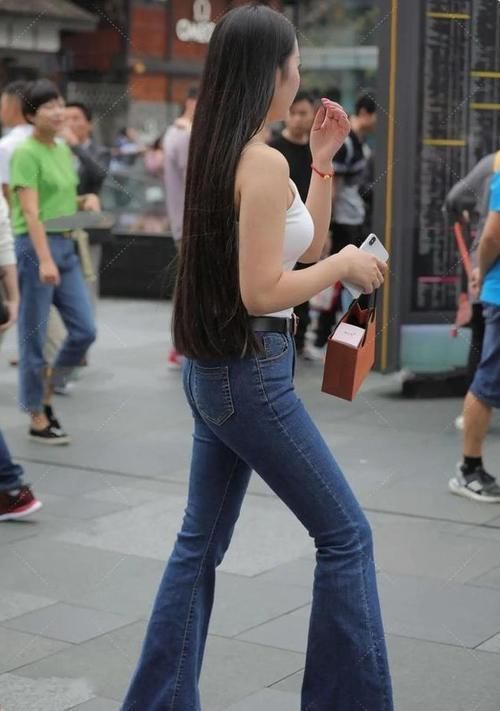 配饰|牛仔裤小小搭配一下,这样穿出来的身材更显瘦,束腰效果很明显