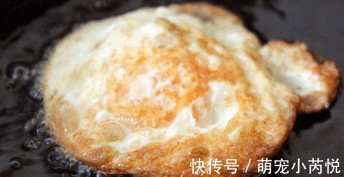 煎荷包蛋，第一步不是倒油！教你大厨做法，外焦里嫩，不糊不粘锅