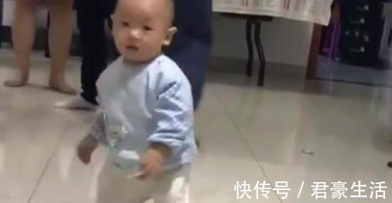 宝宝|1岁宝宝抓周,紧紧抓住这样东西不撒手,奶奶直呼完了