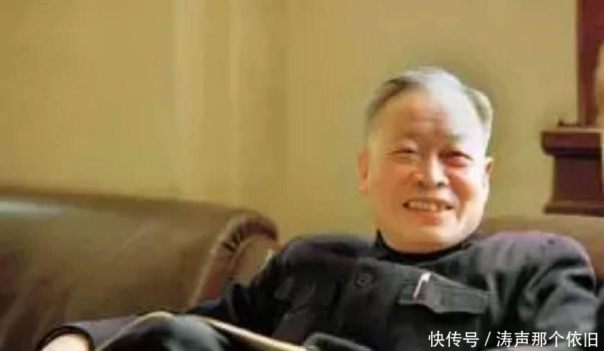 此人被同学取绰号, 父亲知道后把绰号改真名, 如今这名字家喻户晓!