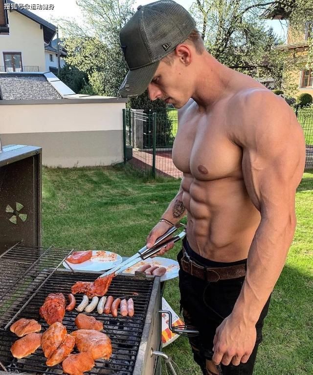 胸肌|臂围45cm,二头肌似小山包的猛汉奶爸,还自带肌肉抽筋绝活