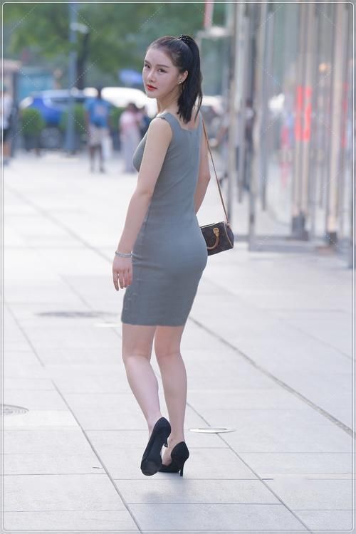 小姐姐|街拍美女:针织无袖连衣裙,时尚显瘦,简约又大方