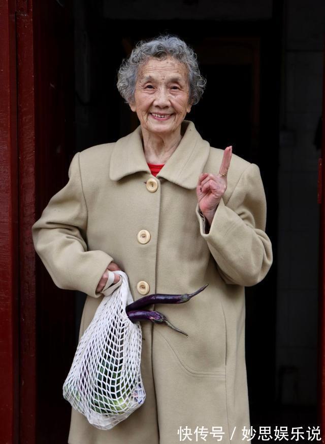 老年人|爱美不分年龄,这位老奶奶的穿搭舒服又接地气,慈祥可亲又显气质