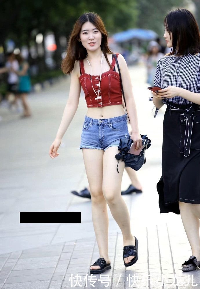 低腰|红色牛仔布料吊带搭配低腰牛仔热裤， 时尚精致， 显高显瘦