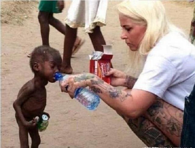 非洲|还记得6年前,在路边讨水喝的非洲小男孩吗?被收养后现状如何?