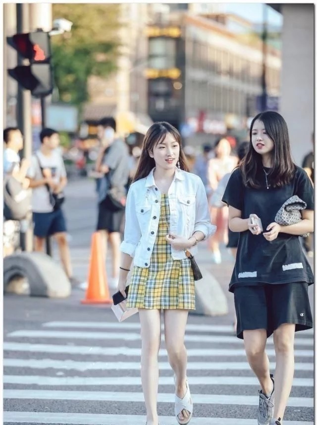 好看|街拍:白色长袖上衣搭配高腰牛仔裤,小美女笔直的长腿,真好看