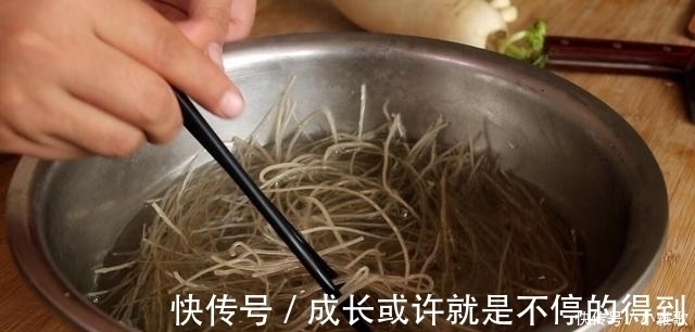 天冷了，遇到这菜别错过，2毛钱一斤，锅中炖一下，比吃肉还下饭