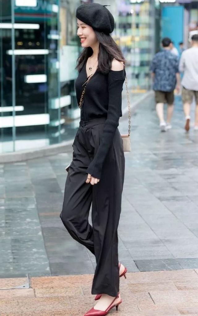 气质感 黑色大衣搭配打底裤,休闲又不失气质感,衬托出女性的优美