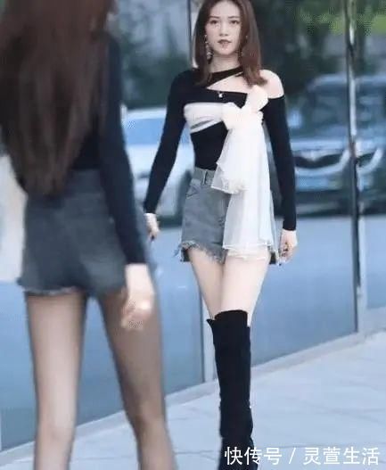 穿搭|美女半露肩黑色上衣，加上牛仔短裤配长靴，穿出属于自己的风采